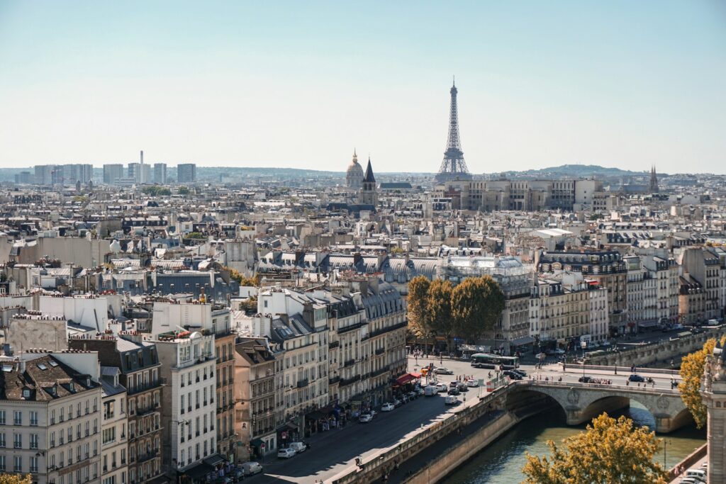 エッフェル塔が見えるパリ市街地