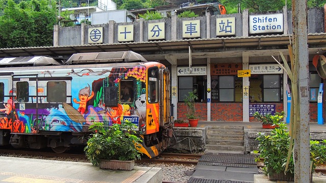 対策KW「十分駅前の色鮮やかな電車」（Andy LeungによるPixabayからの画像）