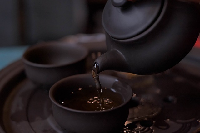 対策KW「急須からウーロン茶を注ぐ」（Mami MiyashimaによるPixabayからの画像）