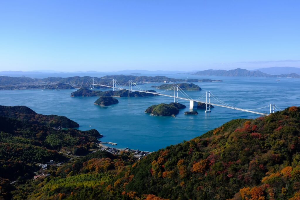 山頂からしまなみ海道を眺める