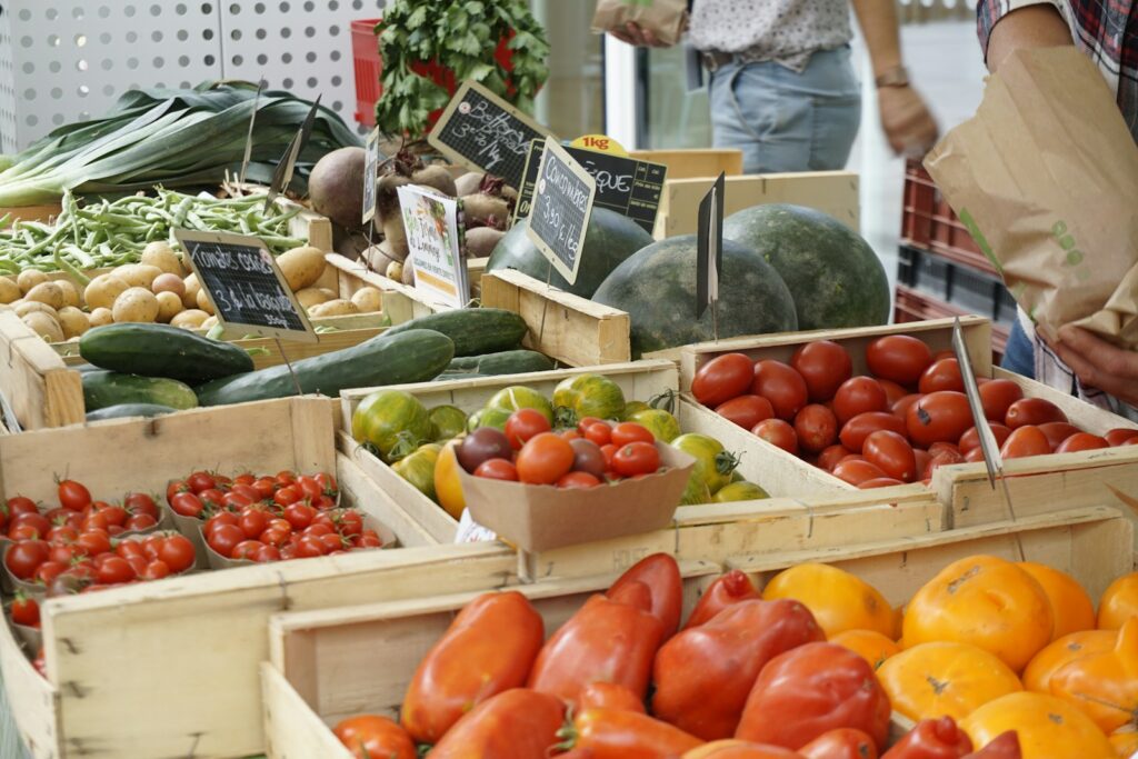 市場に並ぶ野菜や果物