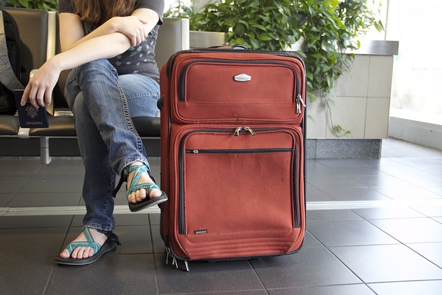 対策KW「旅行者とスーツケース」（katyveldhorstによるPixabayからの画像）