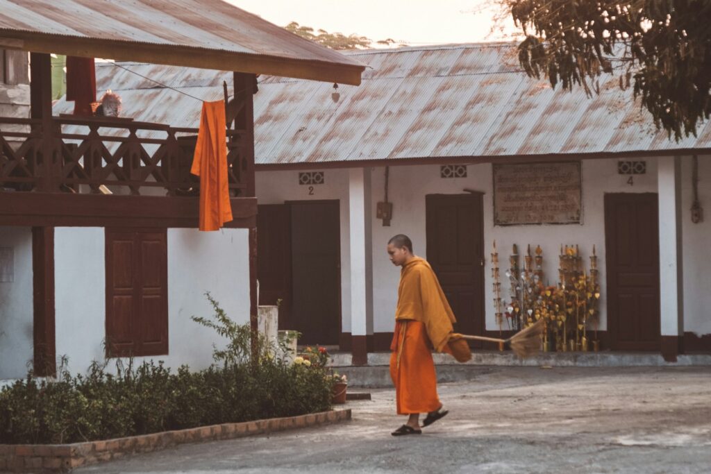 ルアンパバーンの街を歩く修行僧