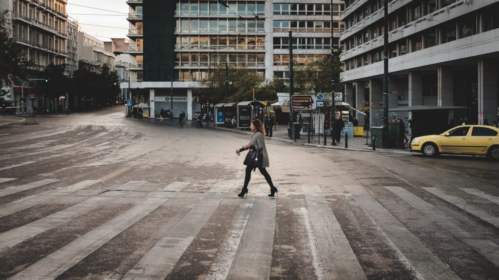 ギリシャ市街地を歩く女性