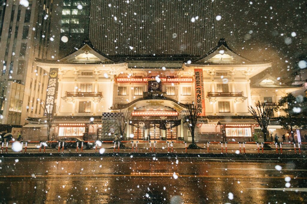 雪が舞う町と歌舞伎座