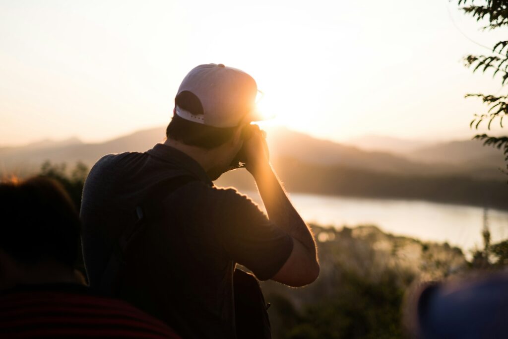 幻想的な風景のプーシー山を見る男性