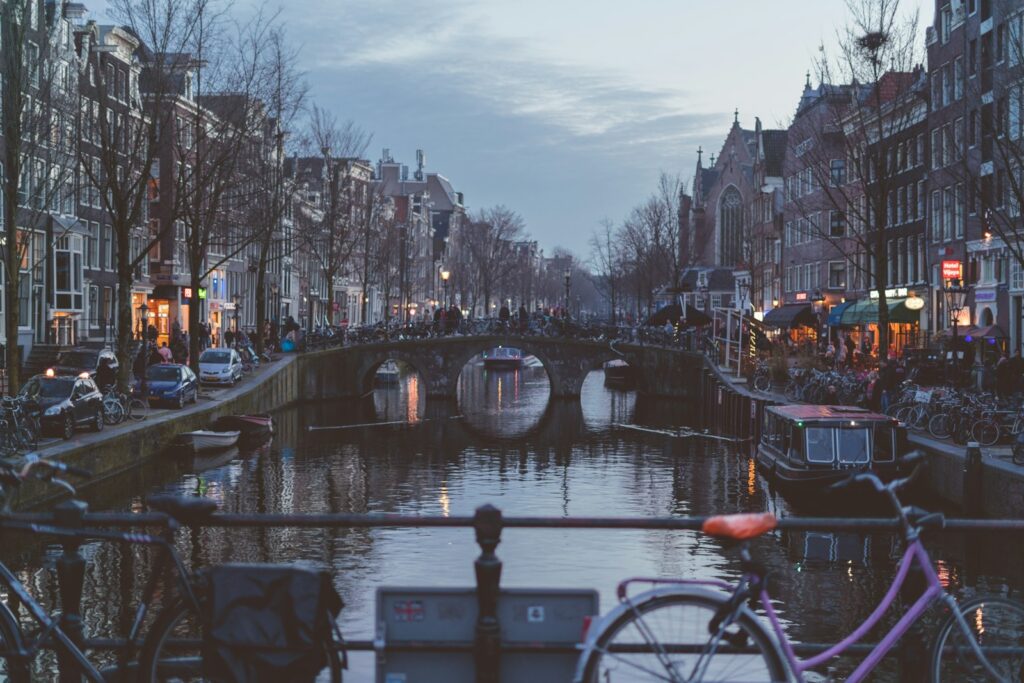 アムステルダムの幻想的な運河