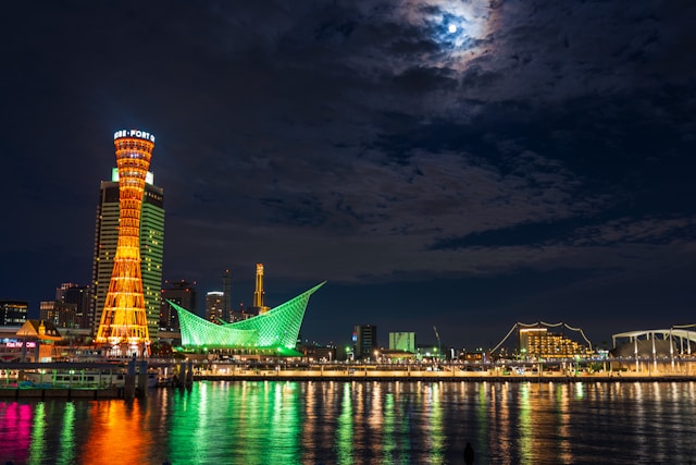 水辺からの神戸の夜景