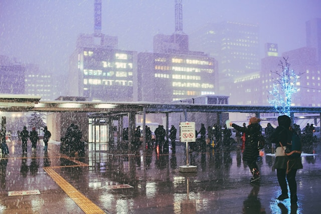 対策KW「雪が舞う札幌駅のバス乗り場」（Unsplashのyeoul Shinが撮影した写真）