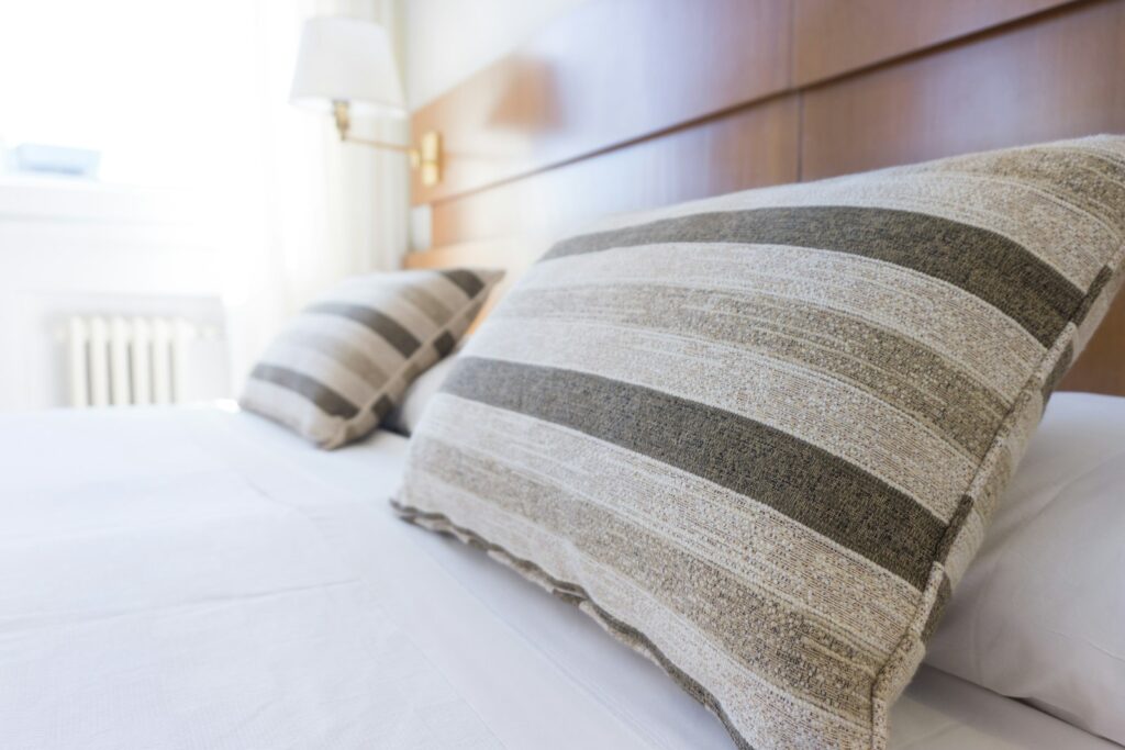 対策KW「朝のホテルの枕のイメージ」