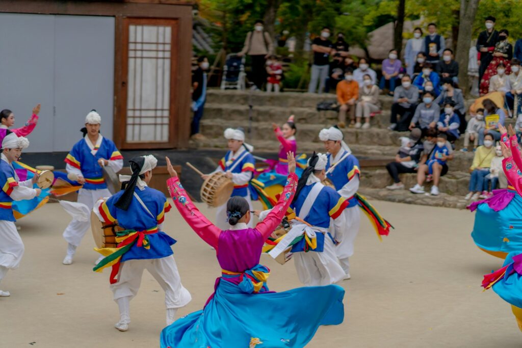 韓国の伝統的な衣装で踊る人々