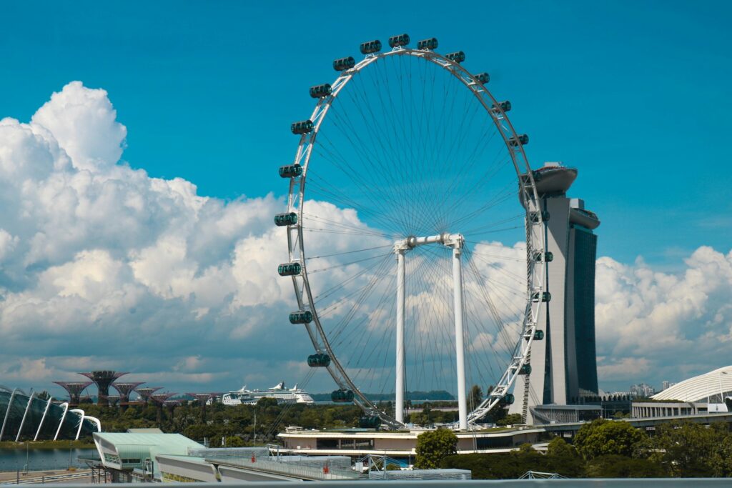 マリーナベイサンズから徒歩圏内の青空に映えるシンガポール・フライヤー