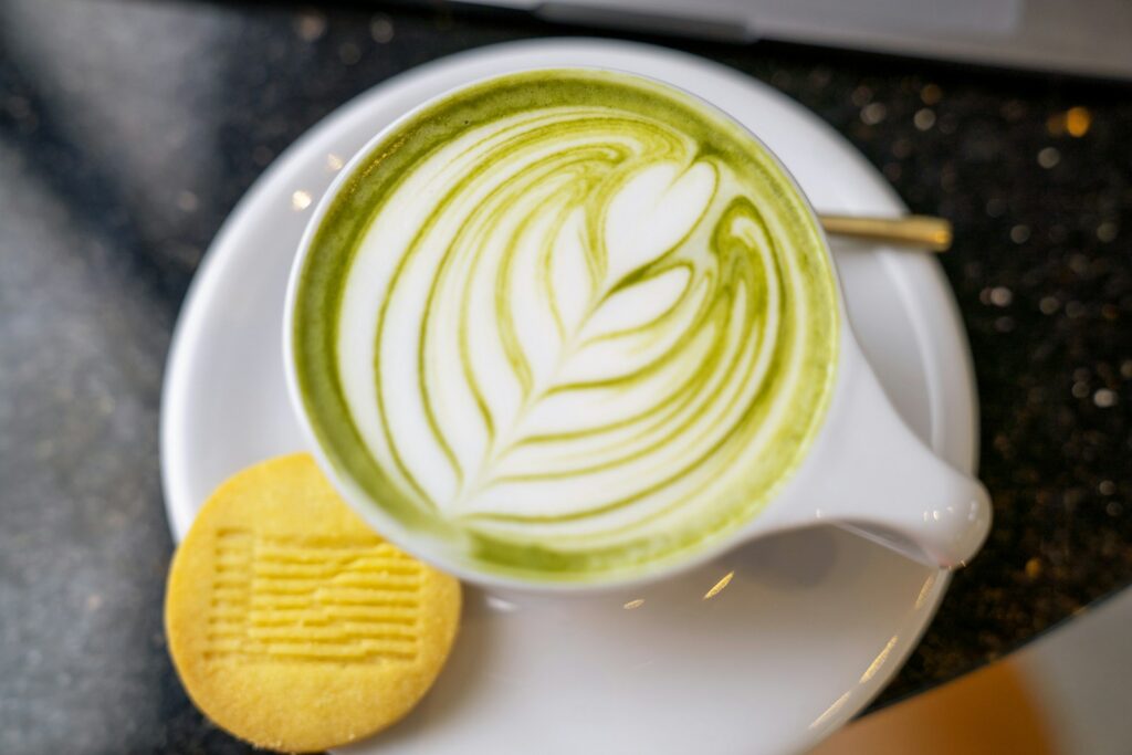 カフェのドリンクとクッキー