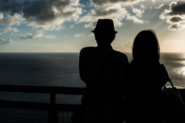 グアム恋人岬で景色を楽しむ男女