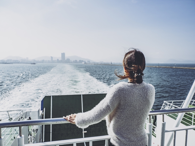 船から海を眺める女性
