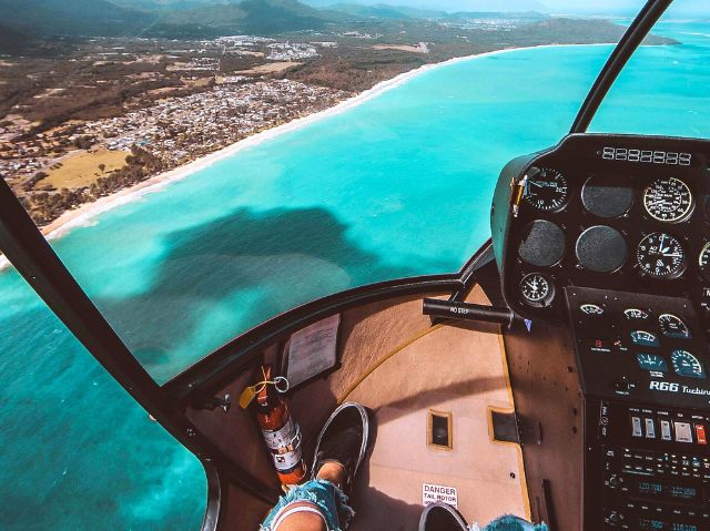 ヘリコプターに乗り、上空から眺める景色