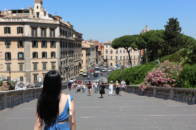 ローマの観光スポットを巡る女性