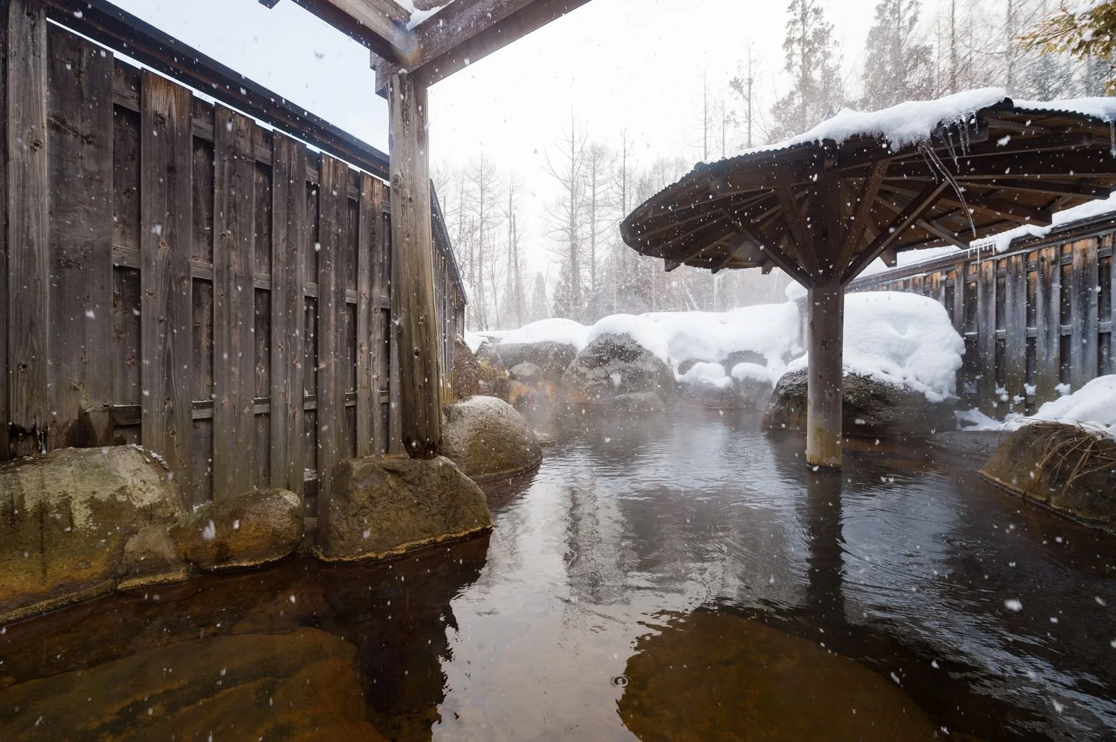 冬景色を楽しめる蔵王温泉の露天風呂