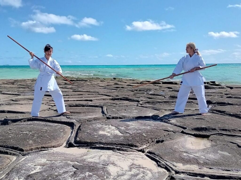 沖縄の伝統文化、琉球古武道を体験する女性2人