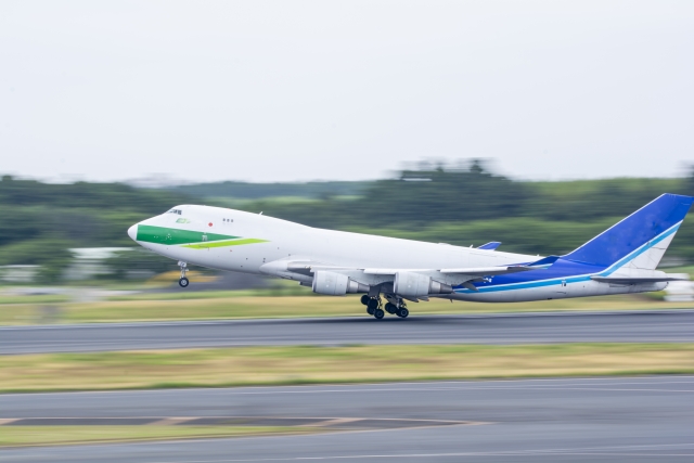 成田空港の滑走路から離陸する飛行機