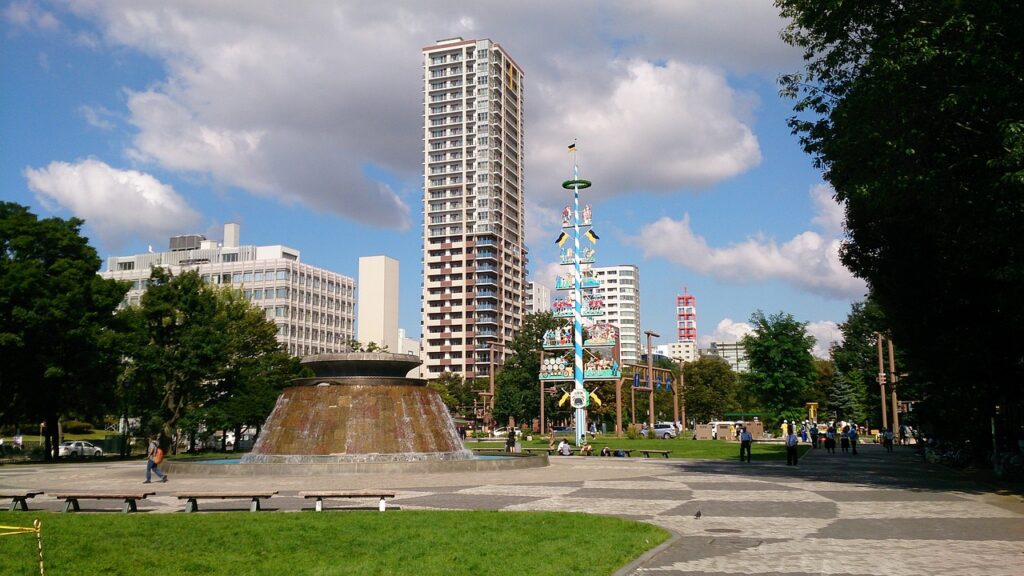 北海道札幌の市街地に位置する大通公園