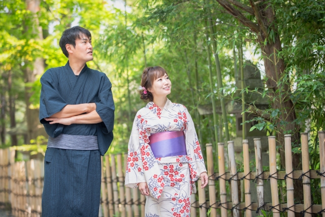 夏の京都の祭りを楽しむ浴衣のカップル