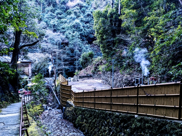 湯気をあげている湯河原温泉の源泉