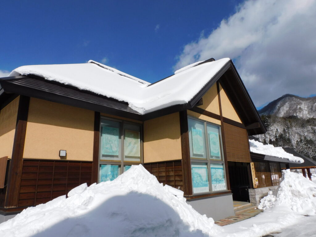 雪が積もる湯西川水の郷