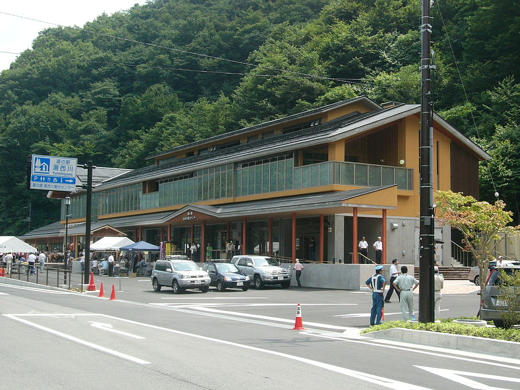 地元の特産品や手作りのお土産がたくさん揃う道の駅湯西川の外観