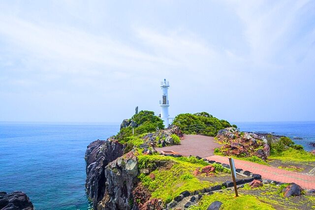 広大な海を眺める長崎鼻の灯台