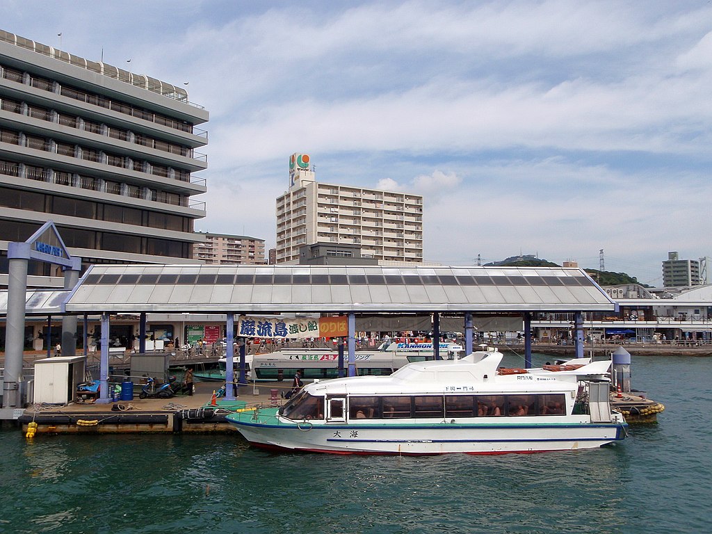 船で関門海峡を目指す