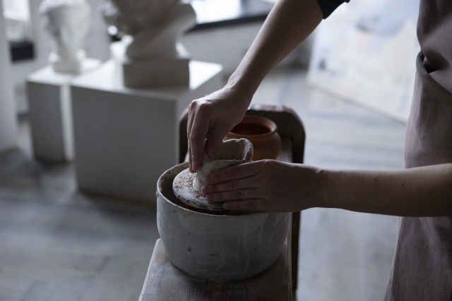 アトリエで陶芸をする人