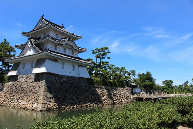 晴れた日の高松城の天守閣とお堀