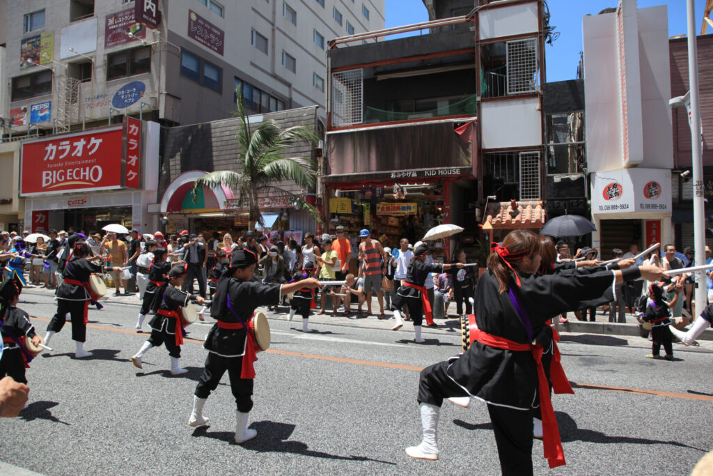 沖縄や奄美群島の伝統的な踊りエイサー