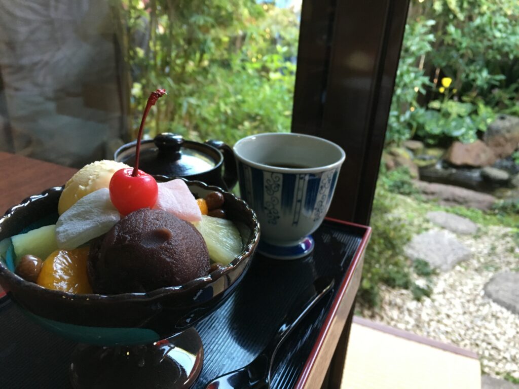 函館のカフェであんみつをいただく