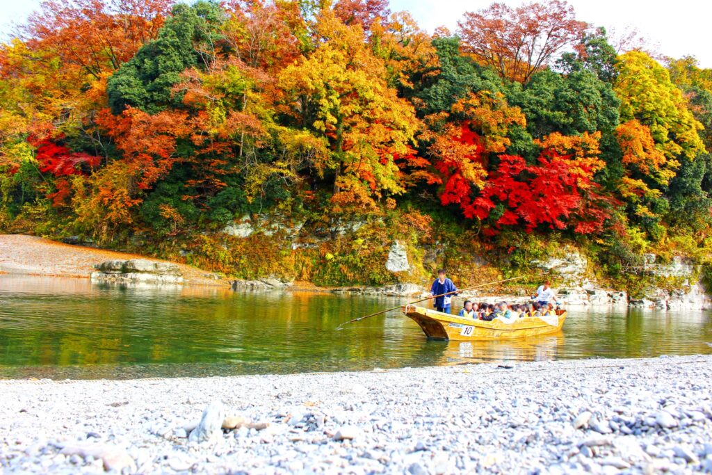 紅葉に彩られる長瀞渓谷