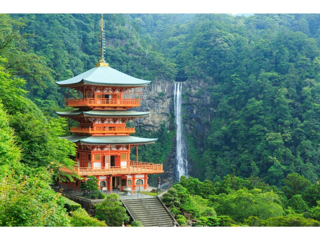 和歌山県の紅葉名所の一つ熊野那智大社