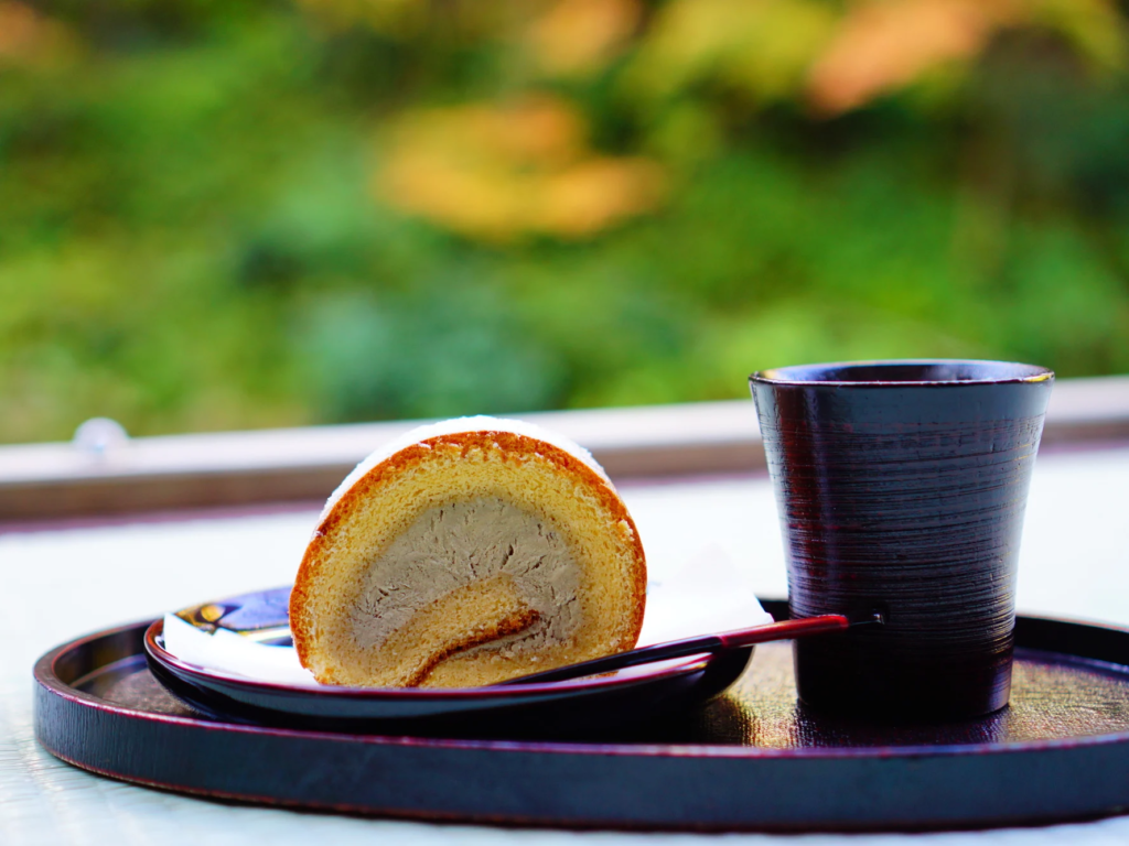 美しい庭園を眺めながらカフェを楽しむ