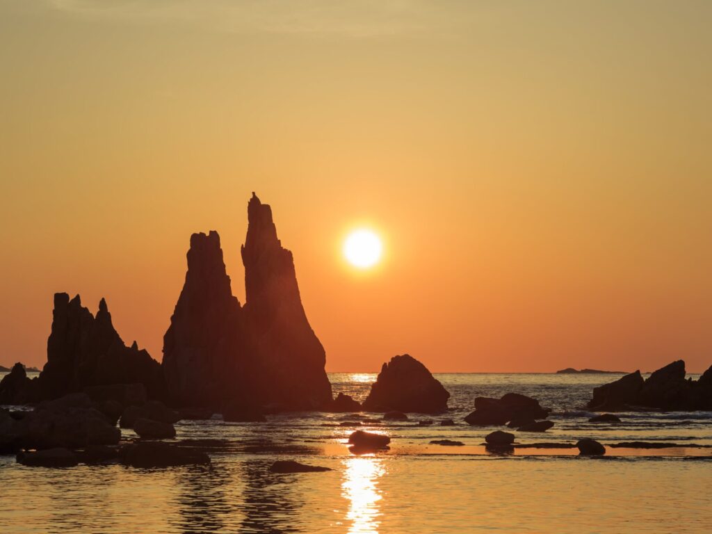 橋杭岩と夕日