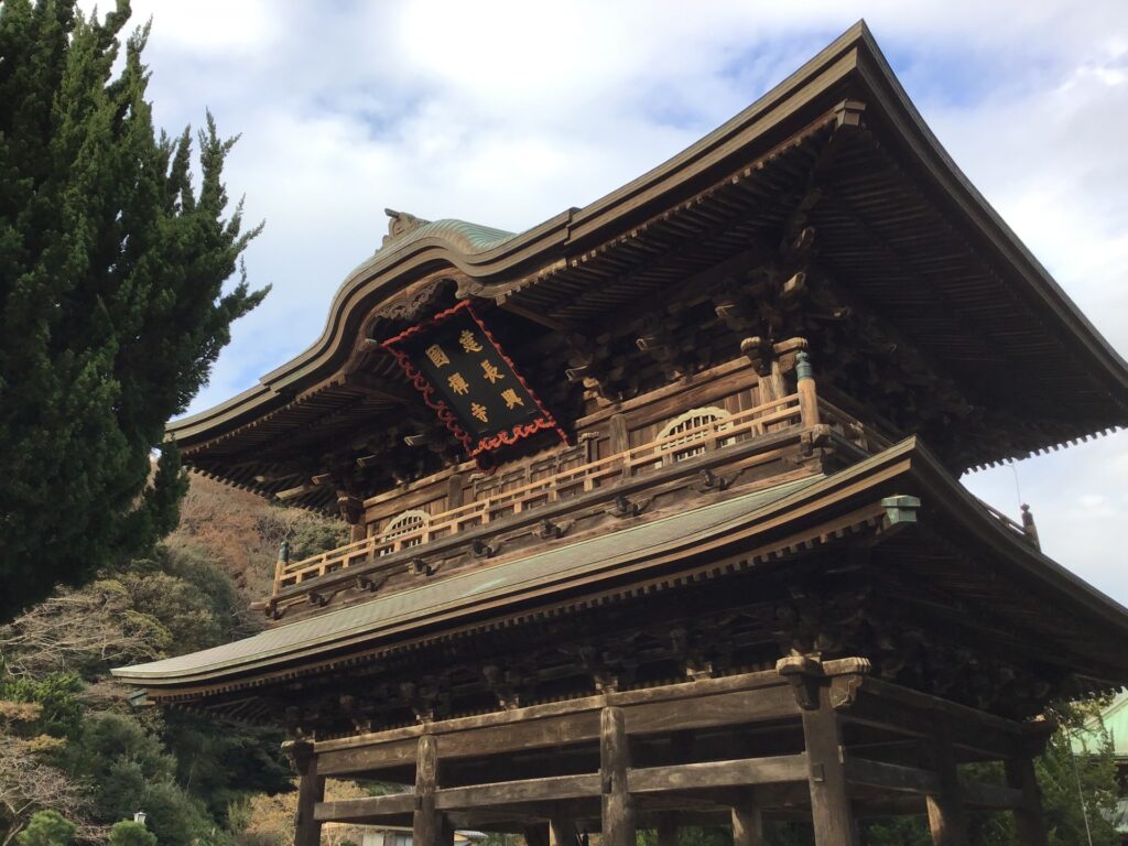 格式の高さを感じさせる建長寺の山門