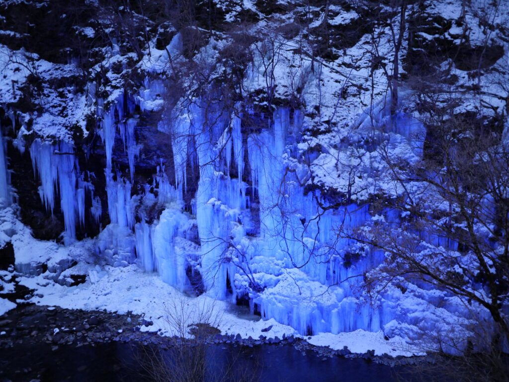 ライトアップも楽しめる秩父の三十槌の氷柱