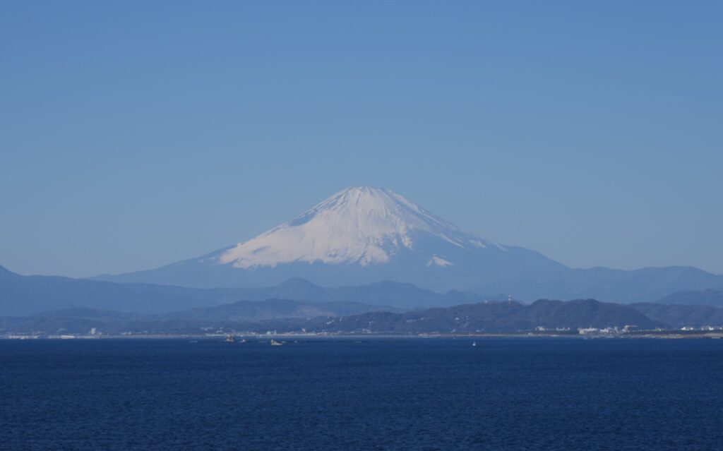 御殿場から見える雪化粧の富士山のイメージ