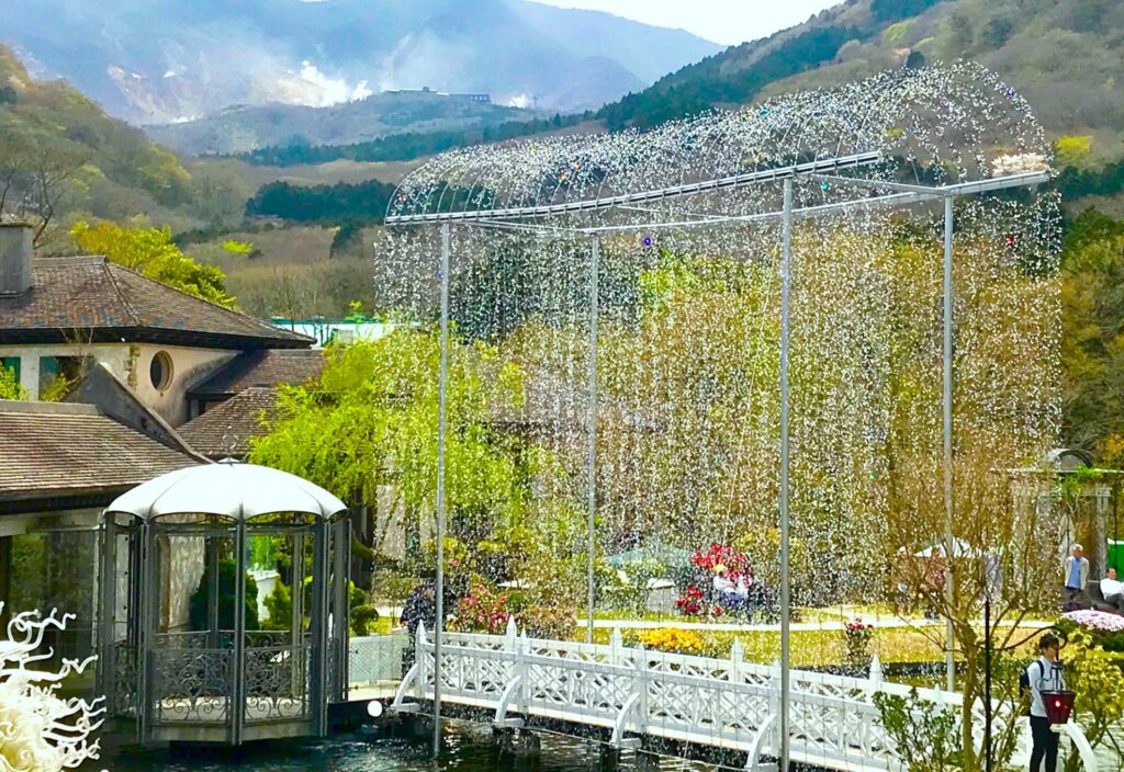 箱根ガラスの森美術館の光るカーテン