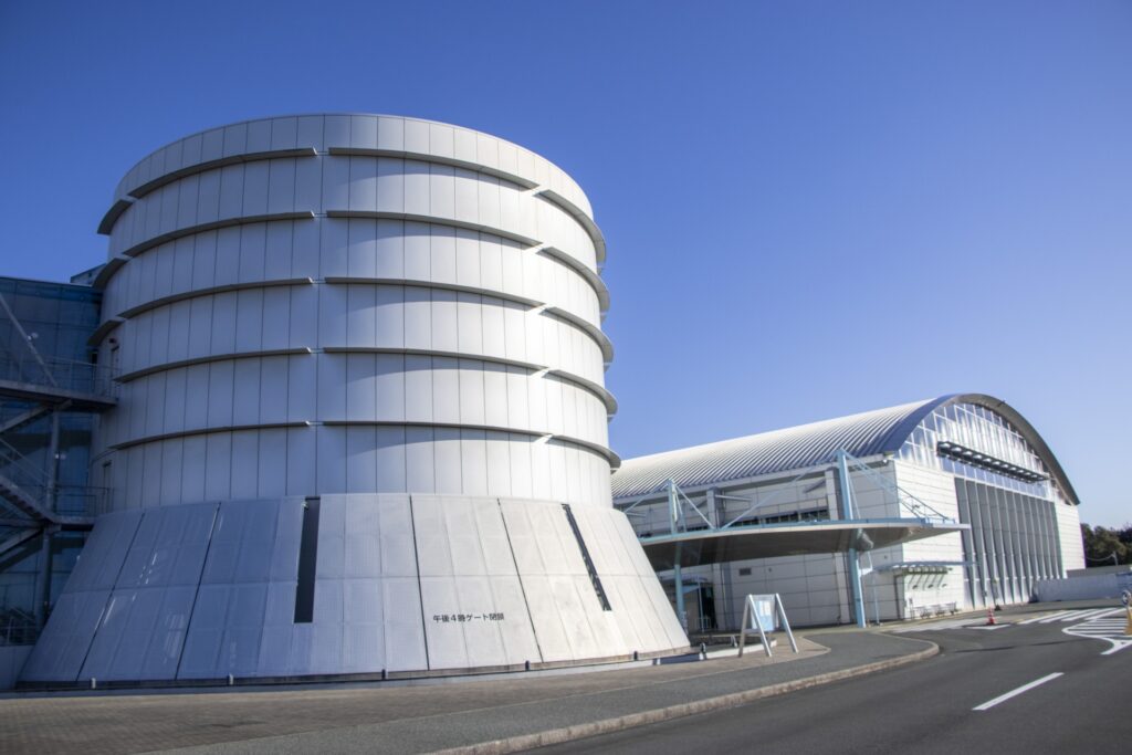 航空機が展示されている静岡エアーパークの外観