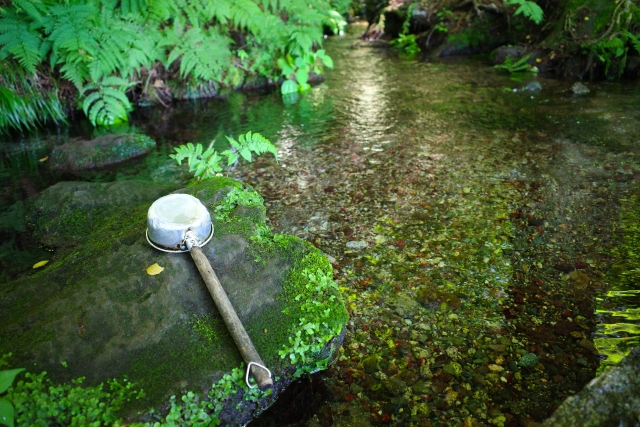 湧き水と柄杓／天然水のイメージ素材