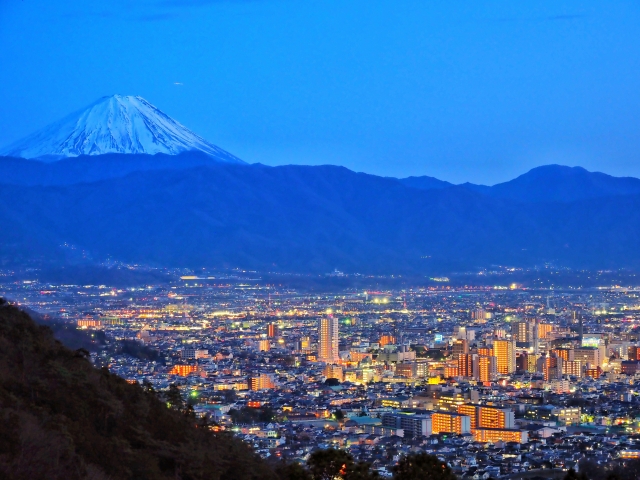 山梨の和田峠から見る甲府の夜景と富士山