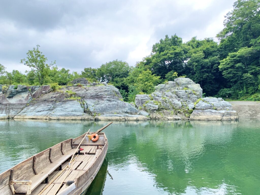 ライン下りが有名な長瀞渓谷の光景