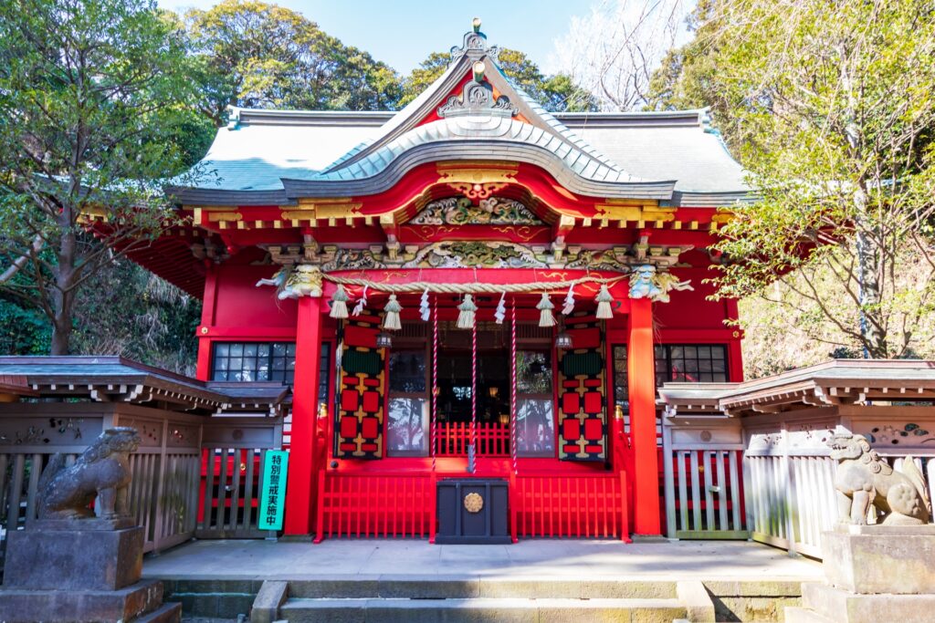 多くの人が訪れる江ノ島神社の中津宮