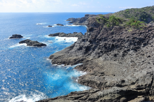 ゴツゴツとした岩肌と美しい海の色とのコントラストが魅力の石廊崎