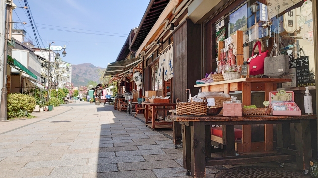 松本で有名な縄手通り商店街の風景